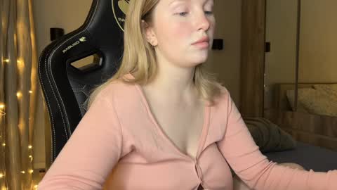 Snapshot of x__ivy_x chatting on December 6, 6:00 pm eva online show from December 6, 6:00 pm