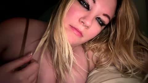 Snapshot of x_dreamgirl_x chatting on October 11, 6:29 am Mariah online show from October 11, 6:29 am