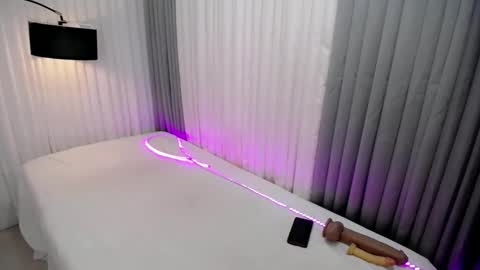 GWEN THOMPSON .......   online show from September 21, 3:38 pm