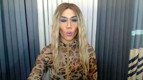 GWEN THOMPSON .......   online show from February 15, 9:26 pm