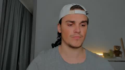 Snapshot of xx_raul_xx_ chatting on October 14, 1:52 am raul online show from October 14, 1:52 am
