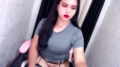 Snapshot of xxhotsexydivinexx chatting on October 12, 2:37 am divine online show from October 12, 2:37 am