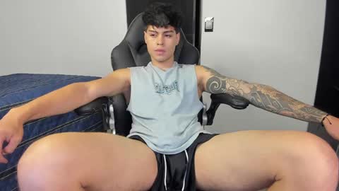 yanpaul83 online show from November 20, 1:59 am