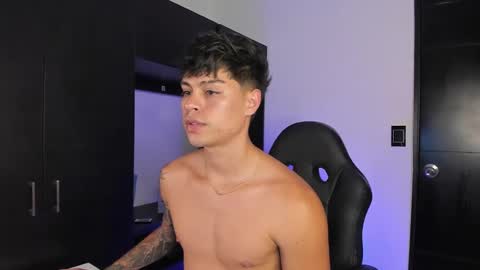 yanpaul83 online show from September 12, 8:11 pm