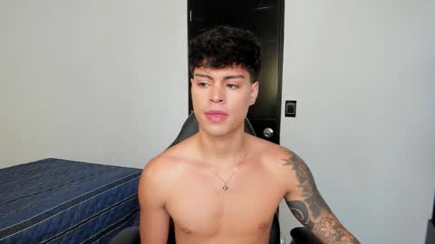 yanpaul83 online show from December 3, 7:36 pm