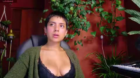 yeriawaddell  online show from June 10, 11:58 pm