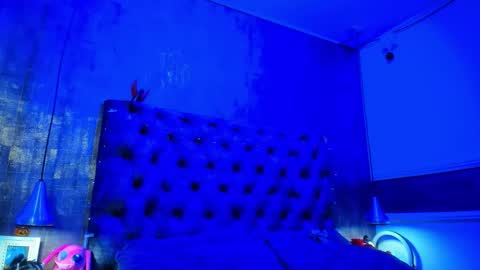 yiyisandoval online show from November 18, 8:45 pm