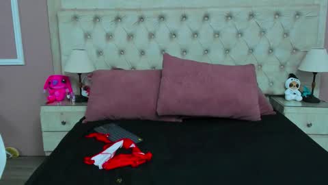 yiyisandoval online show from December 3, 10:21 pm