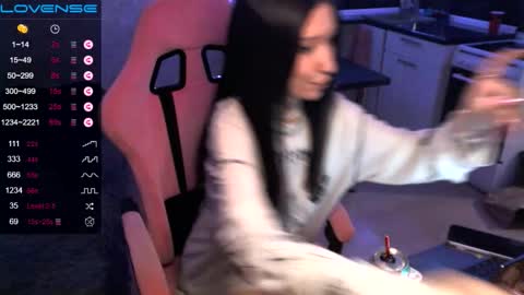 Snapshot of yngmilf_ chatting on October 8, 10:05 pm online show from October 8, 10:05 pm