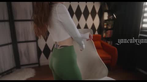 Snapshot of ynnenbrynn chatting on October 8, 6:52 am ynnenbrynn online show from October 8, 6:52 am