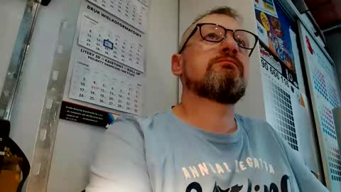 Snapshot of your_tipie chatting on October 17, 11:14 am your_tipie online show from October 17, 11:14 am