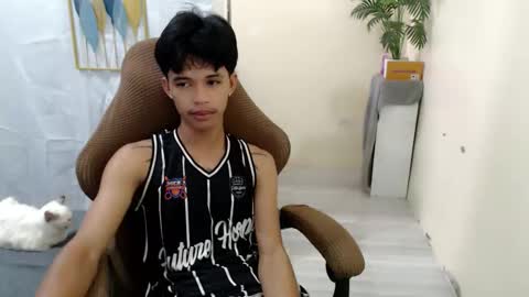 yourasian_eric online show from May 21, 7:37 am