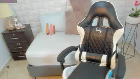 Y U L I T Z A online show from November 8, 11:57 am