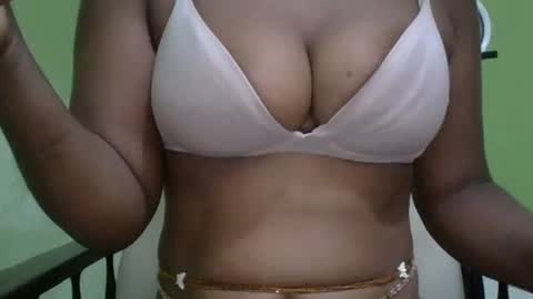Snapshot of yummychocolate_2 chatting on October 18, 9:35 am YUMMY online show from October 18, 9:35 am
