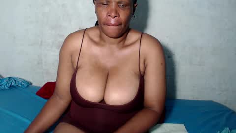 Snapshot of yummytittsxx chatting on February 4, 3:22 am yummytittsxx online show from February 4, 3:22 am