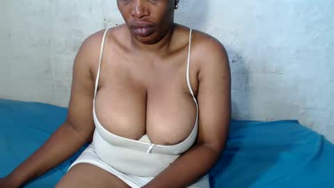 Snapshot of yummytittsxx chatting on February 5, 5:30 am yummytittsxx online show from February 5, 5:30 am