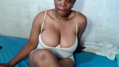 Snapshot of yummytittsxx chatting on February 5, 8:32 am yummytittsxx online show from February 5, 8:32 am