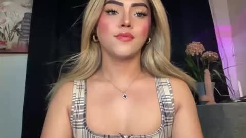 Snapshot of yvonne_guidotti chatting on September 21, 4:44 pm Miss Cali online show from September 21, 4:44 pm
