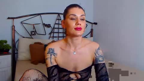 Snapshot of yvonneeverlee chatting on February 4, 12:29 am I V Y online show from February 4, 12:29 am