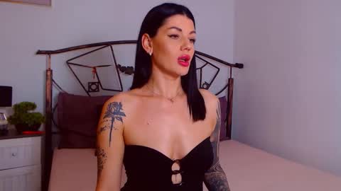 Snapshot of yvonneeverlee chatting on October 17, 7:40 pm I V Y online show from October 17, 7:40 pm