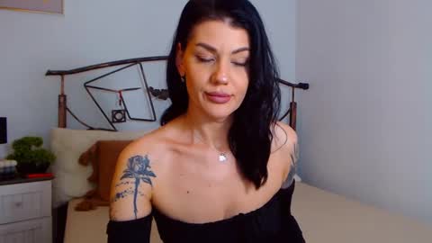 Snapshot of yvonneeverlee chatting on February 23, 8:33 pm I V Y online show from February 23, 8:33 pm