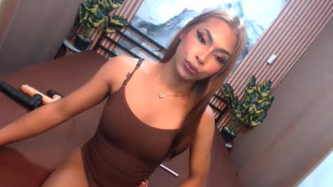 yvonnellvs online show from March 6, 8:30 pm