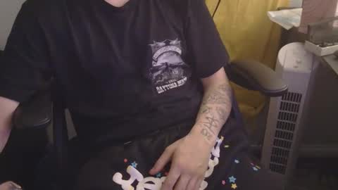 zachmcw25 online show from April 18, 2:35 am