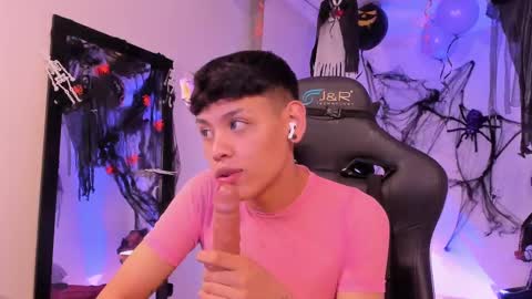 Snapshot of zeus_blaze chatting on October 7, 12:23 pm zeus_blaze online show from October 7, 12:23 pm