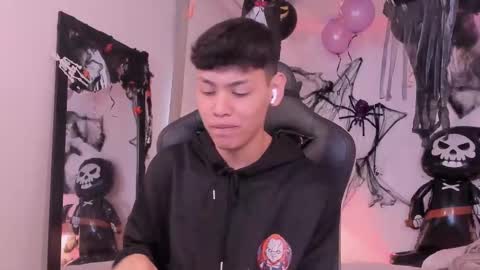 Snapshot of zeus_blaze chatting on October 8, 12:33 pm zeus_blaze online show from October 8, 12:33 pm