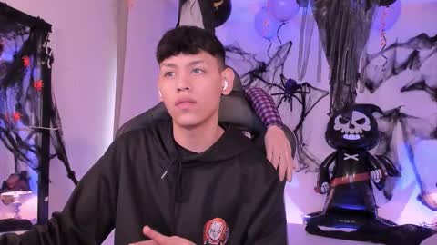 Snapshot of zeus_blaze chatting on October 6, 12:12 pm zeus_blaze online show from October 6, 12:12 pm