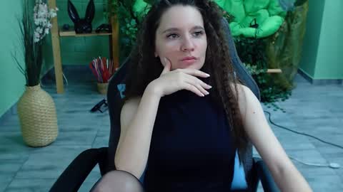 Snapshot of zianichols chatting on February 25, 9:04 pm zianichols online show from February 25, 9:04 pm