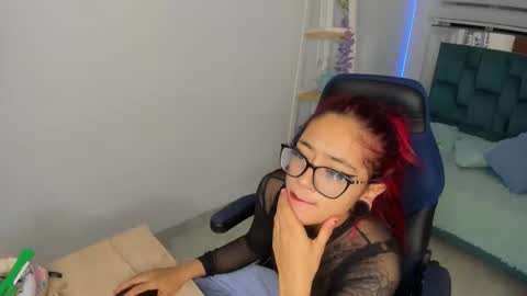 zoe_jonesx online show from April 9, 6:19 am