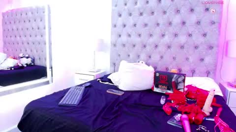 zoe  online show from June 19, 9:43 pm