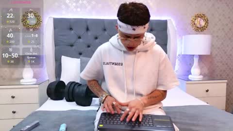 Zoe Krug online show from December 17, 12:23 pm