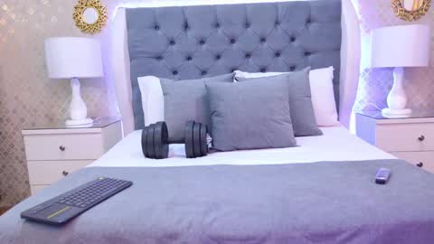 Zoe Krug online show from November 18, 11:57 am