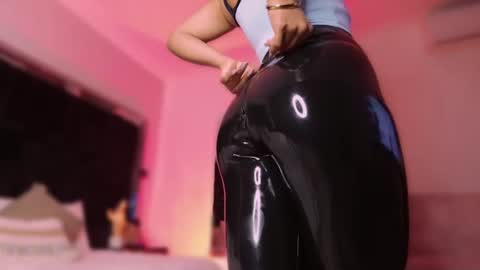 zoevidal_ online show from September 16, 12:51 pm