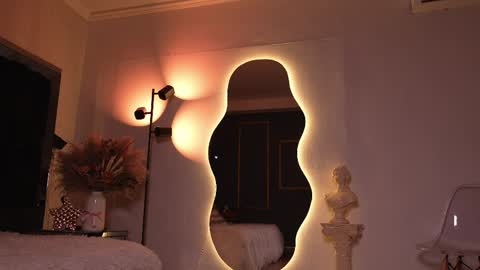 zoevidal_ online show from April 12, 12:20 pm