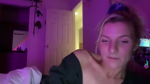 Snapshot of zoeydanner chatting on December 20, 1:58 am Zoeydanner online show from December 20, 1:58 am