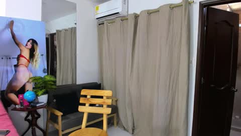 zou_quira online show from February 3, 1:15 pm