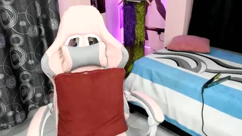 zulemapiel online show from March 19, 1:00 am