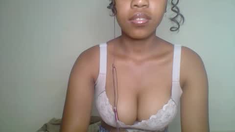 zyraelle_01 online show from May 13, 5:22 pm
