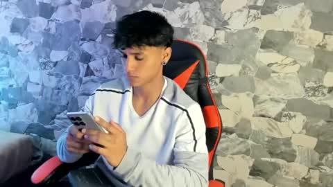 zyzz_1812 online show from May 12, 5:22 pm
